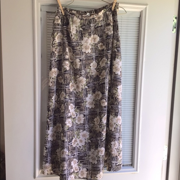 Jaclyn Smith Dresses & Skirts - 💛Beautiful Skirt